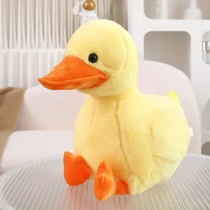 Simpatico peluche anatra gialla, morbida bambola di stoffa in primo piano per regalo bambini.