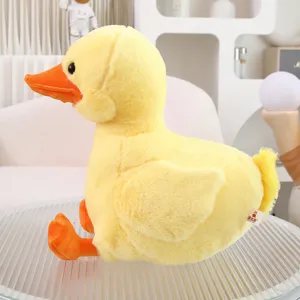 Dettaglio ravvicinato di paperella gialla di peluche morbido, giocattolo compagno per bambini.