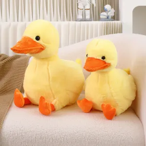 Simpatico set di giocattoli di peluche a forma di paperella gialla morbida per bambini.