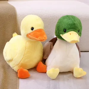 Dettaglio ravvicinato di simpatici peluche di anatra gialla e verde, tessuto morbido.