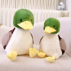Primo piano dettagliato di simpatici peluche di germano reale seduti insieme su un divano morbido.