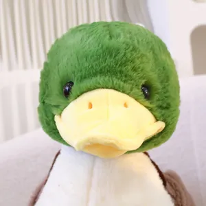 Dettaglio del peluche papera con testa verde, morbida bambola di pezza per bambini.