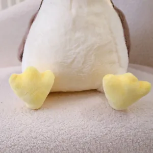 Primo piano dettagliato del simpatico peluche che mostra una consistenza morbida e carina.