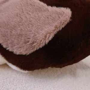 Primo piano dettaglio del simpatico giocattolo di peluche, morbida consistenza di pelliccia.