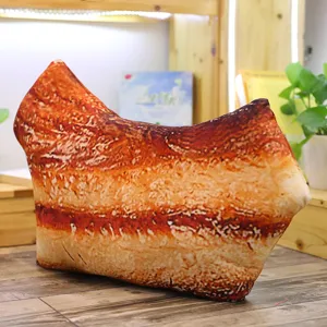 Vue détaillée d'un oreiller en peluche de ventre de porc simulé, jouet de décoration amusant.