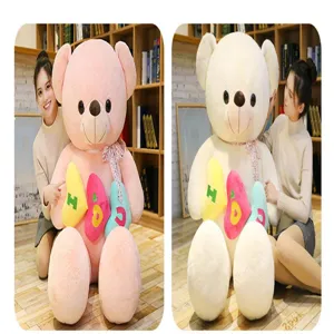 Vista dettagliata di grande orsacchiotto di peluche con cuscino cuore, regalo di San Valentino.