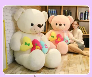 Grande orsacchiotto di peluche gigante con cuscini a cuore, regalo di San Valentino.
