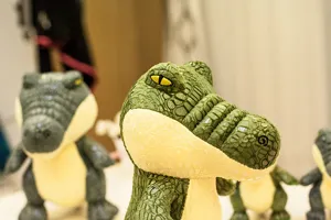 Vista detallada de simpáticos pequeños cocodrilos de peluche con textura realista y barriga.