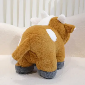 Primo piano dettagliato del simpatico peluche di mucca da latte marrone e bianco, morbido.