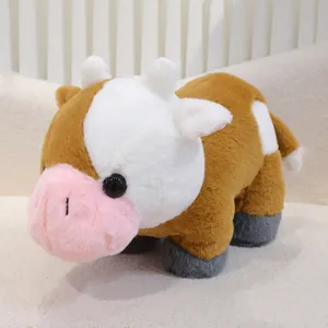 Dettaglio di simpatico peluche mucca marrone e bianco, morbido animale di peluche.