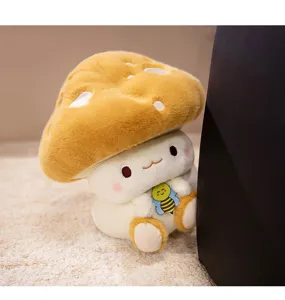 Vue détaillée de la peluche champignon mignonne avec un design doux et une abeille.