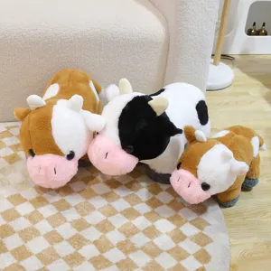 Vista dettagliata di peluche mucca di simulazione carina, bambola cuscino per bambini.