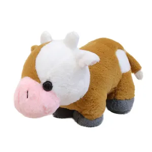 Primo piano dettaglio della simpatica mucca di peluche marrone bianca bambola morbida
