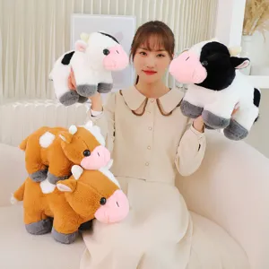 Vista dettagliata del peluche di mucca di simulazione, bambola di peluche per bambini.