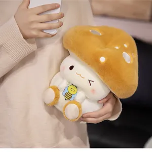 Gros plan détaillé de la peluche champignon mignonne avec un tissu doux et un accent d'abeille.
