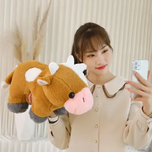 Dettaglio di un morbido peluche a forma di mucca marrone e bianca, dolce compagno per bambini.