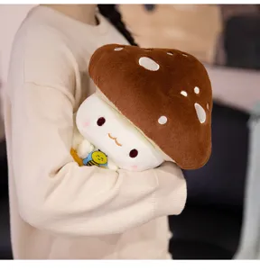Gros plan détaillé de la peluche champignon abeille mignonne, texture douce et joli design.