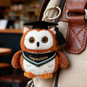 Schattige afstuderen uil pluche speelgoed sleutelhanger, perfect studenten cadeau.