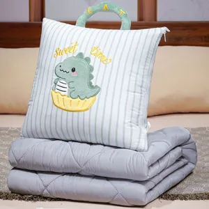 2-in-1 Kissen Decke mit süßem Dinosaurier Stickerei, tragbare Reisekissen Decke für den Sommer.
