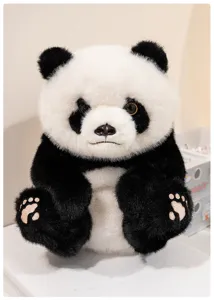 Realistisches sitzendes Riesenpanda Plüschtier, flauschige Kuschelpuppe mit feinen Pfoten.