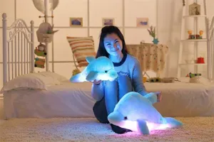 Vista dettagliata del simpatico peluche di delfino luminoso in camera accogliente, morbido.