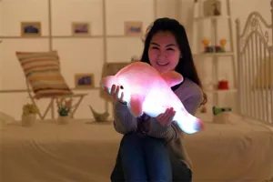 Vista dettagliata del peluche delfino luminoso con tessuto morbido e luci LED colorate.