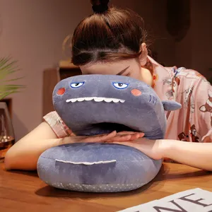 Joli oreiller de sieste en peluche requin pour bureau, coussin de sommeil confortable.