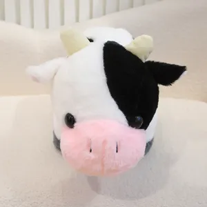 Primo piano dettagliato del morbido peluche a forma di mucca dalla texture soffice.