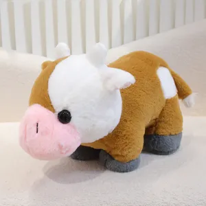 Simpatico peluche mucca marrone e bianca, morbida bambola animale, regalo ideale per bambini.