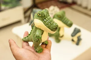 Lindo peluche de cocodrilo colgante de bolso detalle, suave animal de peluche llavero de juguete.