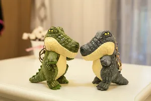Detalle de llavero de peluche de cocodrilo, adorable juguete de dije para bolso.