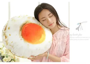 Vista dettagliata del cuscino in peluche a forma di uovo fritto 3D realistico, lavabile per casa.