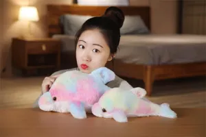 Cuscino in peluche di delfino luminoso colorato per camera bambini, animale morbido.