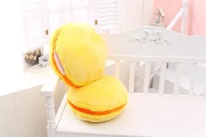 Niedliches Macaron Plüschkissen fürs Büro im Winter, weiches rundes Design als warmes Geschenk.