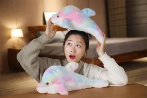 Vista dettagliata del simpatico peluche delfino arcobaleno luminoso, morbido cuscino.