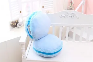 Niedliches blaues Makronen Plueschkissen Detail, weiches Kissen fuer Buero, tolles Geschenk.