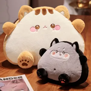 Simpatico cuscino in peluche gatto riso e morbido giocattolo imbottito per decorare il letto.