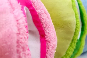 Nahaufnahme weicher Pastell Macaron Plüschkissen, zeigt flauschige Stoffstruktur und Farben.