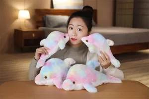 Primo piano dettagliato del peluche delfino colorato e luminoso in una stanza accogliente.