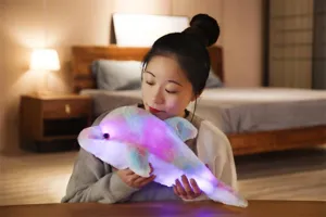 Morbido peluche delfino luminoso con luci LED colorate, cuscino ideale per bambini.