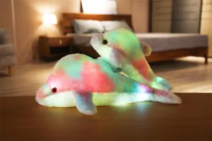 Dettagli in primo piano del grazioso giocattolo di peluche delfino luminoso cuscino