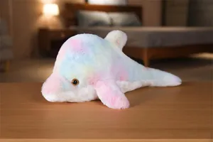 Primo piano del grazioso cuscino delfino in peluche sfumato con morbido tessuto soffice.
