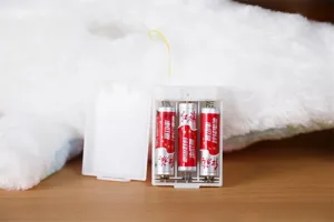 Vista dettagliata del vano batterie del cuscino di peluche delfino luminoso, chiaro.