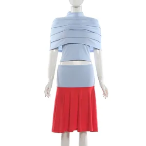 Details zu dem plissierten Umhang-Top, ärmellosen Tanktop und zweifarbigem Rock im Set.