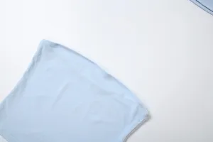 Hellblaue trägerlose Bandeau-Oberteil Detailansicht, sommerliche Damen Mode lässiger Stil.