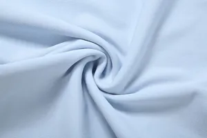 Hellblaue Stoffdetailansicht, weiche glatte Textur, Bekleidungsmaterial Nahaufnahme.