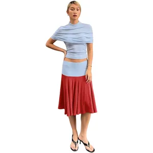 Detailansicht des sommerlichen Damen-Draperie-Oberteils und farbblockierten Rock-Sets.