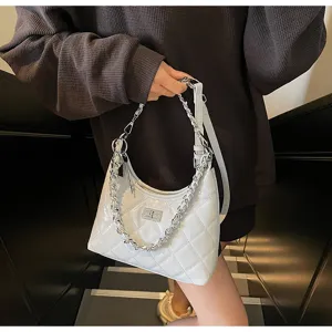Vue détaillée du sac porté épaule matelassé avec chaîne élégant en cuir gris clair.