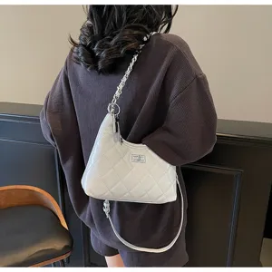 Sac à épaule matelassé blanc pour femme, sac à bandoulière élégant avec fermoir tourniquet.