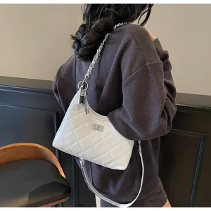 Élégant sac à bandoulière matelassé blanc avec chaîne et fermoir pivotant chic pour femmes.